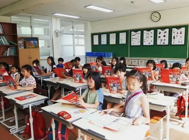 학생들이 교재를 들고 참여하는 어린이 스피치 수업