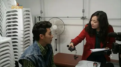 방송 출연자를 인터뷰하는 취재 현장